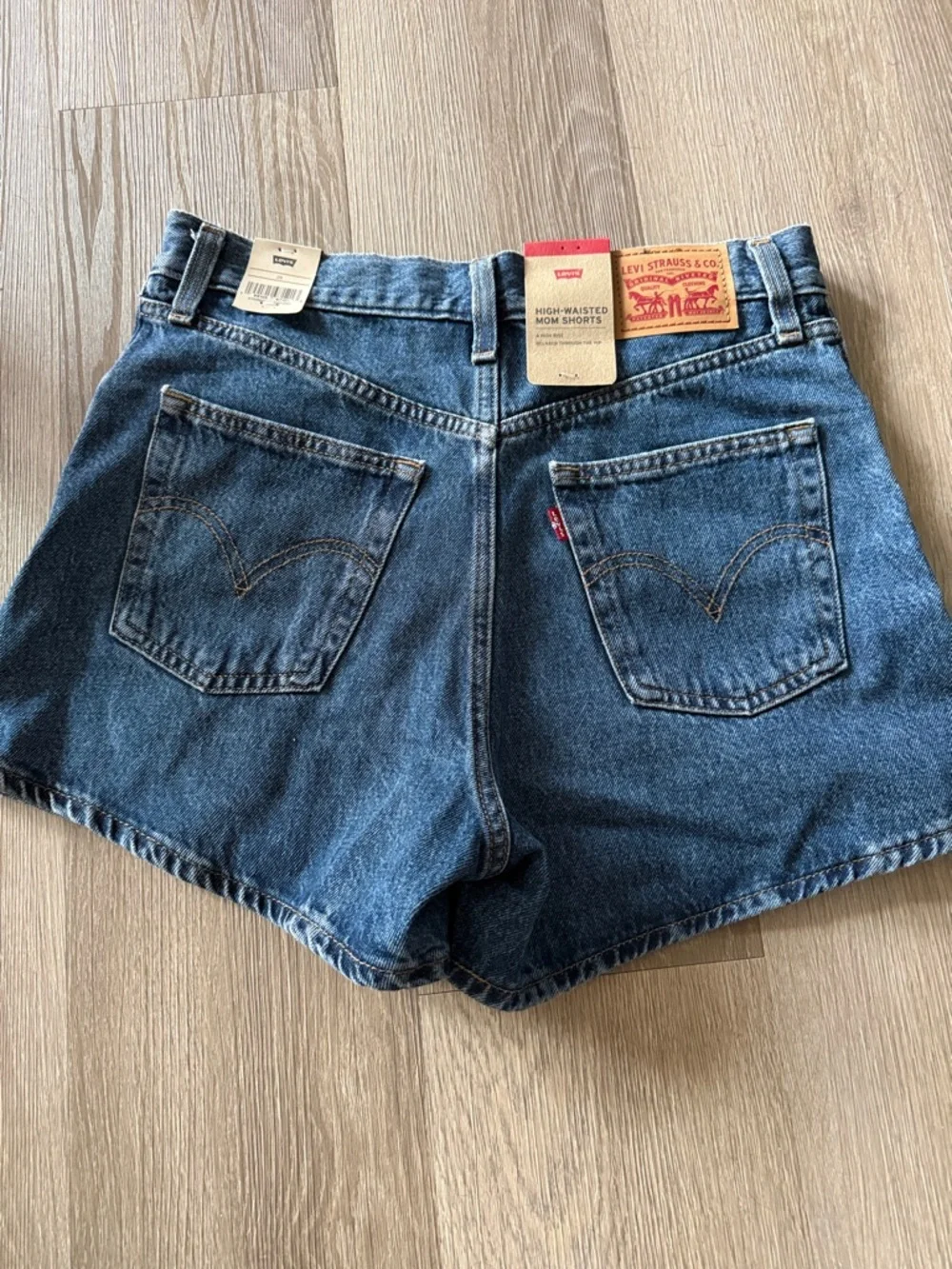 NWT dark wash Levi’s mom shorts high waisted - Picture 2 of 5
